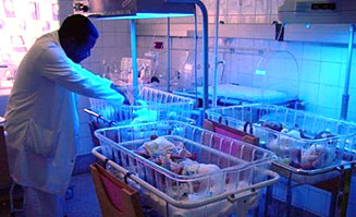 Arzt betreut Neugeborene auf Neugeborenenstation