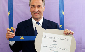 Oberbürgermeister Nimptsch aus Bonn hält eine Sprechblase, mit dem Zitat "Europa braucht uns und die Welt braucht Europa", in der Hand.