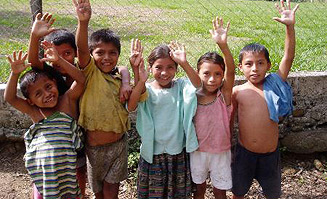 Kinder posieren lächelnd, die Arme hochgestreckt. Foto:Europeaid