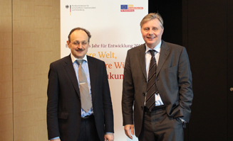Klaus Rudischhauser von der EU Kommission und Dr. Rolf Steltemeier, EU-Beauftragter des BMZ stehen neben einander.